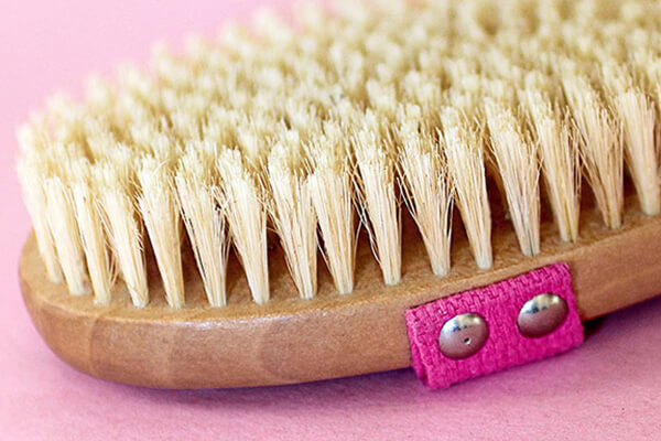 The Definitive Guide to Dry Brushing for Stretch Marks